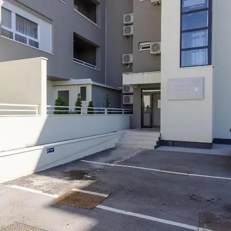 S-7 Apartment *